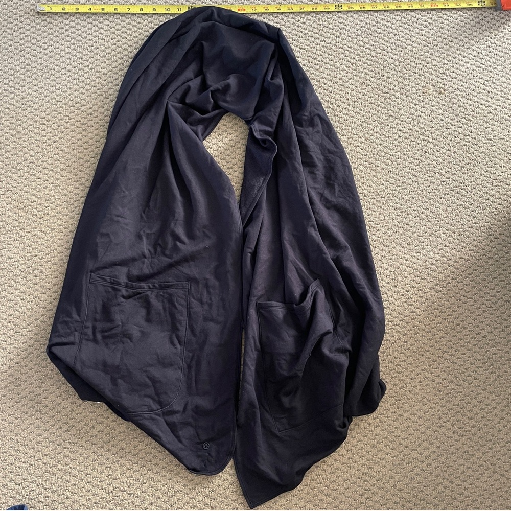 Lululemon black scarf with pockets